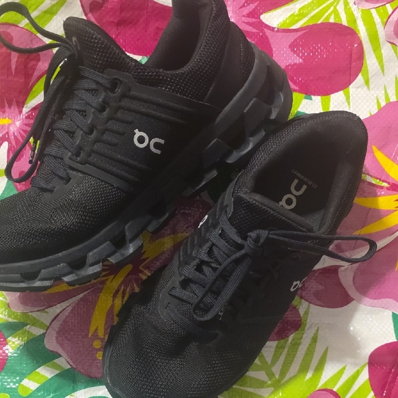On Cloud Running Black Performance Sneakers - Picture 1 of 6